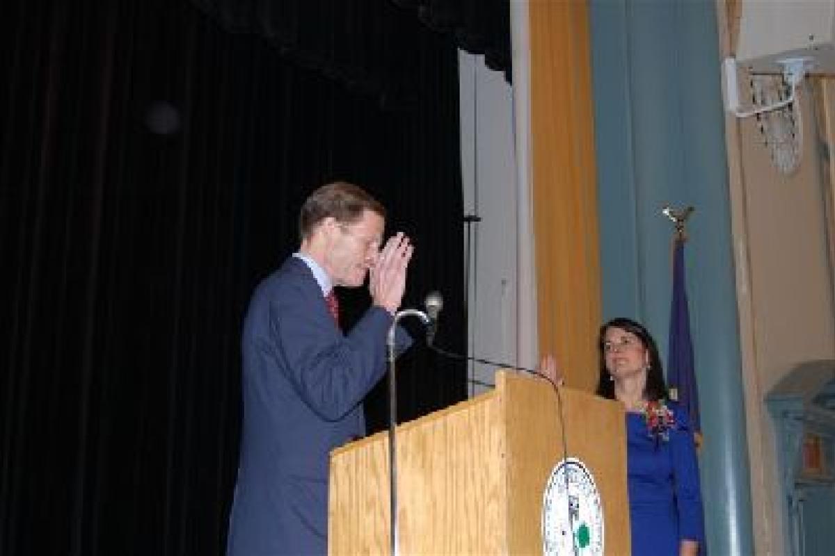 Atty. General Richard Blumenthal administers the Oath of Office to First Selectman Mary Glassman.